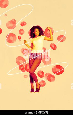 Illustration verticale créative de collage de charmante fille drôle et positive dansant appréciez la musique isolée sur fond de couleur pastel Banque D'Images