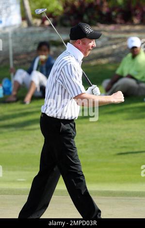 Exclusif !! Le champion de tennis Boris Becker reçoit un baiser de récompense de la petite amie Sharlely Kerssenberg alors qu'il joue une partie de golf avec Boris Kudjoe le troisième jour du tournoi de golf sur invitation Michael Jordan Celebrity qui a eu lieu au luxueux parcours de golf One and Only Ocean Club sur Paradise Island. L'organisation MJCI apporte un incroyable éventail de talents des mondes du sport et du divertissement pour participer au cours et participer à divers événements de charité dans cet événement annuel. En la septième année, l'organisme de bienfaisance a recueilli plus de $4 millions pour plusieurs causes méritantes. Plus de $500 Banque D'Images