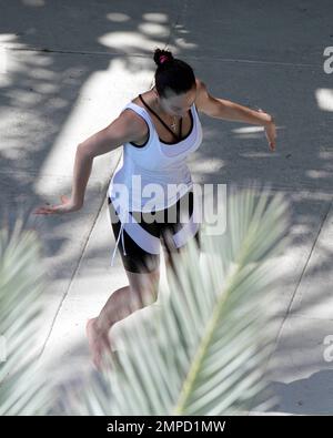 EXCLUSIF !! Boris Becker, légende du tennis, et sa femme Sharlely s'entraîner au bord de la piscine dans leur hôtel de luxe, puis se rafraîchir dans la piscine. Miami Beach, Floride. 5/28/10. Banque D'Images