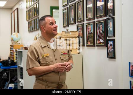 AGANA HEIGHTS, Guam (oct 13, 2022) - région mixte Marianas Commandant SMA arrière. Benjamin Nicholson se joint au corps d’instruction des officiers de réserve juniors de la Marine (JROTC) de l’école secondaire de Guam (SGH) pour commémorer l’anniversaire de la Marine américaine de 247th à l’école le 13 octobre. Au cours de sa visite au SGH, Nicholson a parlé avec les étudiants des contributions importantes qu'ils apportent en tant que membres de la famille du DoD et a répondu aux questions sur une carrière dans l'armée. (É.-U. Photos de la marine par Shaina O’Neal) Banque D'Images