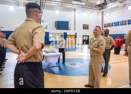 AGANA HEIGHTS, Guam (oct 13, 2022) - région mixte Marianas Commandant SMA arrière. Benjamin Nicholson se joint au corps d’instruction des officiers de réserve juniors de la Marine (JROTC) de l’école secondaire de Guam (SGH) pour commémorer l’anniversaire de la Marine américaine de 247th à l’école le 13 octobre. Au cours de sa visite au SGH, Nicholson a parlé avec les étudiants des contributions importantes qu'ils apportent en tant que membres de la famille du DoD et a répondu aux questions sur une carrière dans l'armée. (É.-U. Photos de la marine par Shaina O’Neal) Banque D'Images