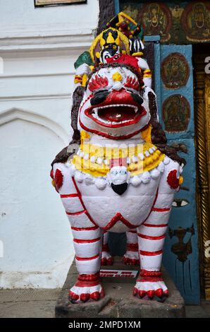 Sculpture sculptant la pierre antique napali lion singha gardien statue à l'ancien ancien Chok Hanuman Dhoka Palais Royal à Basantapur Katmandou pour t Banque D'Images