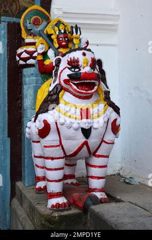 Sculpture sculptant la pierre antique napali lion singha gardien statue à l'ancien ancien Chok Hanuman Dhoka Palais Royal à Basantapur Katmandou pour t Banque D'Images