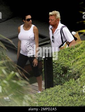 EXCLUSIF !! Boris et Sharlely Becker tentent de faire une promenade à la plage mais une tempête de pluie a mis un terme à leur amusement. Becker a jeté et semblait visiblement déçu que leur promenade romantique ait dû être reportée. Sharlely portait un haut ajusté et des leggings qui montraient sa bosse grandissante pour bébé. Miami, Floride. 8/26/09. Banque D'Images