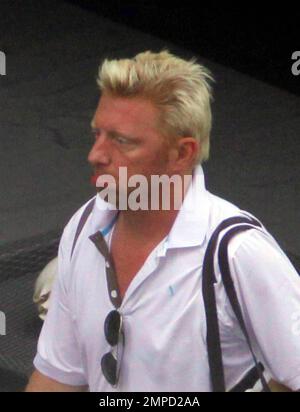 EXCLUSIF !! Boris et Sharlely Becker tentent de faire une promenade à la plage mais une tempête de pluie a mis un terme à leur amusement. Becker a jeté et semblait visiblement déçu que leur promenade romantique ait dû être reportée. Sharlely portait un haut ajusté et des leggings qui montraient sa bosse grandissante pour bébé. Miami, Floride. 8/26/09. Banque D'Images