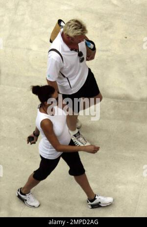 EXCLUSIF !! Boris et Sharlely Becker tentent de faire une promenade à la plage mais une tempête de pluie a mis un terme à leur amusement. Becker a jeté et semblait visiblement déçu que leur promenade romantique ait dû être reportée. Sharlely portait un haut ajusté et des leggings qui montraient sa bosse grandissante pour bébé. Miami, Floride. 8/26/09. Banque D'Images