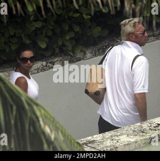 EXCLUSIF !! Boris et Sharlely Becker tentent de faire une promenade à la plage mais une tempête de pluie a mis un terme à leur amusement. Becker a jeté et semblait visiblement déçu que leur promenade romantique ait dû être reportée. Sharlely portait un haut ajusté et des leggings qui montraient sa bosse grandissante pour bébé. Miami, Floride. 8/26/09. Banque D'Images