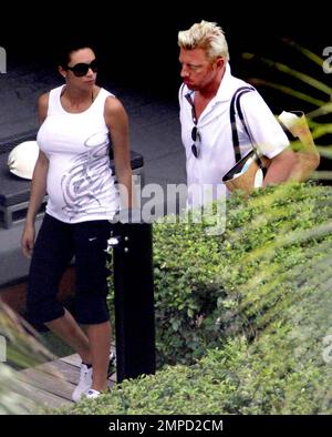 EXCLUSIF !! Boris et Sharlely Becker tentent de faire une promenade à la plage mais une tempête de pluie a mis un terme à leur amusement. Becker a jeté et semblait visiblement déçu que leur promenade romantique ait dû être reportée. Sharlely portait un haut ajusté et des leggings qui montraient sa bosse grandissante pour bébé. Miami, Floride. 8/26/09. Banque D'Images