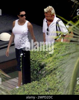 EXCLUSIF !! Boris et Sharlely Becker tentent de faire une promenade à la plage mais une tempête de pluie a mis un terme à leur amusement. Becker a jeté et semblait visiblement déçu que leur promenade romantique ait dû être reportée. Sharlely portait un haut ajusté et des leggings qui montraient sa bosse grandissante pour bébé. Miami, Floride. 8/26/09. Banque D'Images