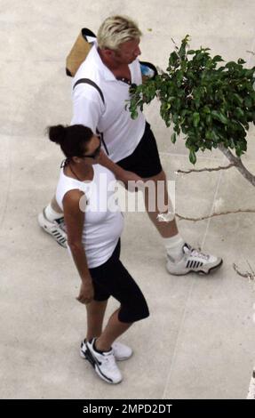 EXCLUSIF !! Boris et Sharlely Becker tentent de faire une promenade à la plage mais une tempête de pluie a mis un terme à leur amusement. Becker a jeté et semblait visiblement déçu que leur promenade romantique ait dû être reportée. Sharlely portait un haut ajusté et des leggings qui montraient sa bosse grandissante pour bébé. Miami, Floride. 8/26/09. Banque D'Images