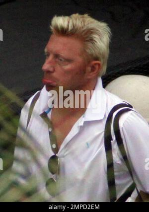 EXCLUSIF !! Boris et Sharlely Becker tentent de faire une promenade à la plage mais une tempête de pluie a mis un terme à leur amusement. Becker a jeté et semblait visiblement déçu que leur promenade romantique ait dû être reportée. Sharlely portait un haut ajusté et des leggings qui montraient sa bosse grandissante pour bébé. Miami, Floride. 8/26/09. Banque D'Images