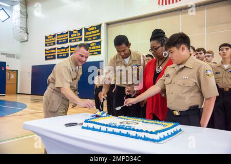 AGANA HEIGHTS, Guam (oct 13, 2022) - région mixte Marianas Commandant SMA arrière. Benjamin Nicholson se joint au corps d’instruction des officiers de réserve juniors de la Marine (JROTC) de l’école secondaire de Guam (SGH) pour commémorer l’anniversaire de la Marine américaine de 247th à l’école le 13 octobre. Au cours de sa visite au SGH, Nicholson a parlé avec les étudiants des contributions importantes qu'ils apportent en tant que membres de la famille du DoD et a répondu aux questions sur une carrière dans l'armée. (É.-U. Photos de la marine par Shaina O’Neal) Banque D'Images