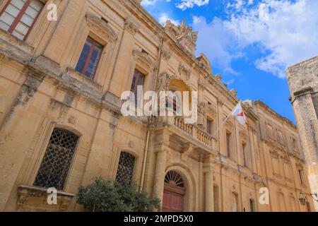 Vue sur la rue de Mdina, une ville médiévale fortifiée au centre de Malte: La Corte Capitanale a été construite dans le style baroque. Banque D'Images