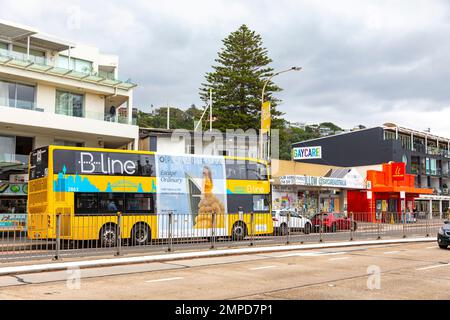 Bus australien à impériale, bus B Line Northern Beaches Sydney voyageant le long de Pittwater Road à Collaroy, Sydney, Nouvelle-Galles du Sud, Australie été 2023 Banque D'Images