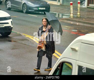 Glasgow, Écosse, Royaume-Uni 31stt janvier 2023. Météo au Royaume-Uni : des parasols de rue froids et humides dominent les rues comme ils se sont déversés dans la ville. Crédit Gerard Ferry/Alay Live News Banque D'Images