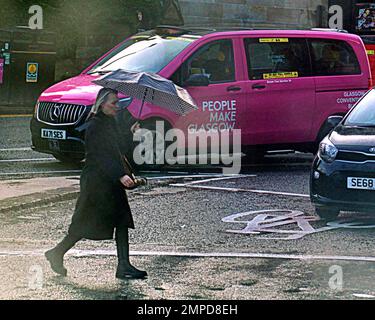 Glasgow, Écosse, Royaume-Uni 31stt janvier 2023. Météo au Royaume-Uni : des parasols de rue froids et humides dominent les rues comme ils se sont déversés dans la ville. Crédit Gerard Ferry/Alay Live News Banque D'Images