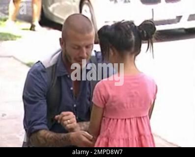 David Beckham donne un hi-cinq à une jeune fille pendant le tournage d'une annonce pour Sharpie. Les annonces montrent Beckham en utilisant un Sharpie pour autographe une variété d'objets inhabituels pour les fans. La fille sera dans l'annonce et les annonces imprimées et TV seront lancées dans le monde entier en juillet, Los Angeles, CA, 5/8/08. Banque D'Images