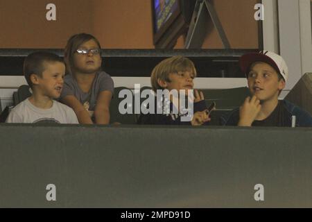 David et Victoria les fils de Beckham Brooklyn, Romeo et Cruz regardent leur père mener la Galaxie à la victoire des Colorado Rapids. Les garçons ont été rejoints par la lauréate du prix de l'Académie, Marlee Matlin, et, à mi-temps, ont appris un certain langage de signe de l'actrice sourde. Il est rapporté que les trois garçons ont montré beaucoup de respect pour les victimes de 9/11 pendant un moment de silence au jeu. Los Angeles, Californie. 9th septembre 2011. . Banque D'Images