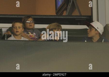 David et Victoria les fils de Beckham Brooklyn, Romeo et Cruz regardent leur père mener la Galaxie à la victoire des Colorado Rapids. Les garçons ont été rejoints par la lauréate du prix de l'Académie, Marlee Matlin, et, à mi-temps, ont appris un certain langage de signe de l'actrice sourde. Il est rapporté que les trois garçons ont montré beaucoup de respect pour les victimes de 9/11 pendant un moment de silence au jeu. Los Angeles, Californie. 9th septembre 2011. . Banque D'Images