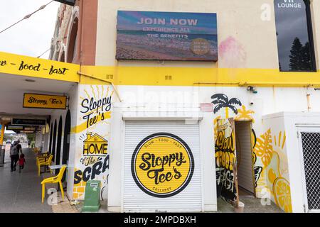 Collaroy Beach, banlieue de Sydney, café Sloppy Tee et restaurant à emporter sur Pittwater Road, Sydney, Nouvelle-Galles du Sud, Australie Banque D'Images