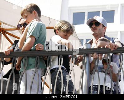 Le footballeur principal David Beckham et sa femme, l'ancienne Spice Girl Victoria Beckham, traînent avec leurs trois fils Brooklyn, 11 ans, Romeo, 8 ans et Cruz, 5, au centre commercial en plein air The Grove pour assister à un concert gratuit de Jonas Brothers. La famille a regardé depuis un balcon et est restée près l'une de l'autre par une rampe. Victoria a eu un moment calme avec Brooklyn qui ne semblait pas apprécier le concert autant que ses frères, tandis que David laisse Cruz s'asseoir sur ses épaules. Kevin, Joe et Nick Jonas des Jonas Brothers, qui ont récemment terminé le tournage d'une nouvelle vidéo musicale, ont joué leur concert de l'après-midi devant une foule de scr Banque D'Images