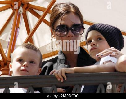 Le footballeur principal David Beckham et sa femme, l'ancienne Spice Girl Victoria Beckham, traînent avec leurs trois fils Brooklyn, 11 ans, Romeo, 8 ans et Cruz, 5, au centre commercial en plein air The Grove pour assister à un concert gratuit de Jonas Brothers. La famille a regardé depuis un balcon et est restée près l'une de l'autre par une rampe. Victoria a eu un moment calme avec Brooklyn qui ne semblait pas apprécier le concert autant que ses frères, tandis que David laisse Cruz s'asseoir sur ses épaules. Kevin, Joe et Nick Jonas des Jonas Brothers, qui ont récemment terminé le tournage d'une nouvelle vidéo musicale, ont joué leur concert de l'après-midi devant une foule de scr Banque D'Images