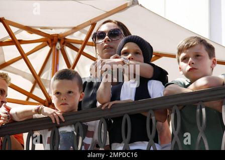 Le footballeur principal David Beckham et sa femme, l'ancienne Spice Girl Victoria Beckham, traînent avec leurs trois fils Brooklyn, 11 ans, Romeo, 8 ans et Cruz, 5, au centre commercial en plein air The Grove pour assister à un concert gratuit de Jonas Brothers. La famille a regardé depuis un balcon et est restée près l'une de l'autre par une rampe. Victoria a eu un moment calme avec Brooklyn qui ne semblait pas apprécier le concert autant que ses frères, tandis que David laisse Cruz s'asseoir sur ses épaules. Kevin, Joe et Nick Jonas des Jonas Brothers, qui ont récemment terminé le tournage d'une nouvelle vidéo musicale, ont joué leur concert de l'après-midi devant une foule de scr Banque D'Images