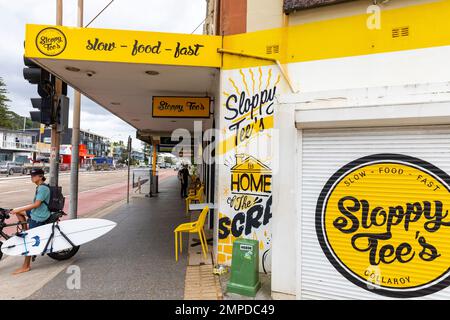 Collaroy Beach, banlieue de Sydney, café Sloppy Tee et repas à emporter sur Pittwater Road, Sydney, Nouvelle-Galles du Sud, Australie, porte-planches à vélo pour garçon Banque D'Images