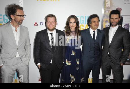 Le directeur John Carney et les acteurs James Corden, Keira Knightley, Mark Ruffalo et Adam Levine à la première de New York « Begin Again » tenue au SVA Theatre de New York, NY. 25 juin 2014. Banque D'Images
