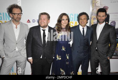 Le directeur John Carney et les acteurs James Corden, Keira Knightley, Mark Ruffalo et Adam Levine à la première de New York « Begin Again » tenue au SVA Theatre de New York, NY. 25 juin 2014. Banque D'Images