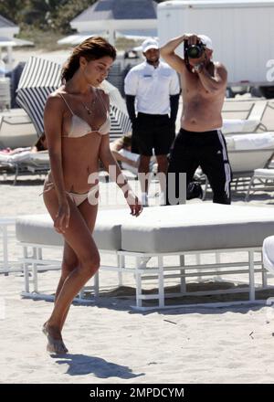 Bikini babe Belen Rodriguez fait étalage de son incroyable silhouette alors qu'elle se détend avec un groupe d'amis femelles côté océan à South Beach. Au cours de la journée, le modèle argentin devenu actrice a échangé un bikini rose contre un bikini teint par peau qui contenait à peine ses courbes. Belen, qui a eu une série de célèbres petits amis, y compris des footballeurs, est en train de dater la personnalité de la télévision italienne Fabrizio Corona. Miami, Floride. 3/6/10. Banque D'Images