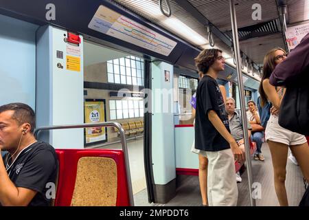Passagers prenant un trajet en métro Banque D'Images