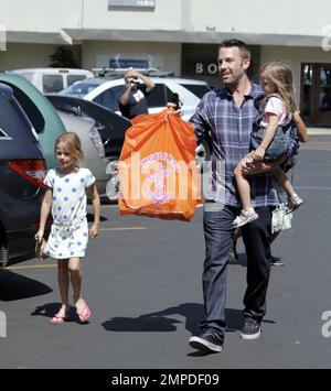 Ben Affleck emmène ses filles Violet et Seraphina au marché agricole de Pacific Palisades, LA, CA, 12th août 2012. Banque D'Images