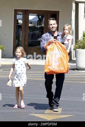 Ben Affleck emmène ses filles Violet et Seraphina au marché agricole de Pacific Palisades, LA, CA, 12th août 2012. Banque D'Images