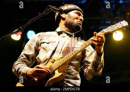 Ben Harper et les criminels innocents s'exécutent en concert dans le cadre de leur tournée « Lifeline » dans l'Ippodromo delle Capannelle. Rome, Italie. 7/26/08. Banque D'Images