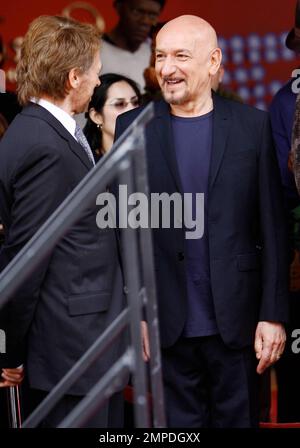 Jerry Bruckheimer est accompagné de Sir Ben Kingsley lorsqu'ils assistent à la cérémonie en l'honneur de Kingsley, lauréat du prix Oscar, avec une étoile sur le Hollywood Walk of Fame. Kingsley, qui a été nominé pour plusieurs Academy Awards, a remporté un Oscar pour son travail dans le drame de 1982 'Gandhi'. Le célèbre acteur britannique peut être vu ensuite dans 'Prince of Persia: The Sands of Time', produit par Bruckheimer. Los Angeles, Californie. 05/27/10. . Banque D'Images