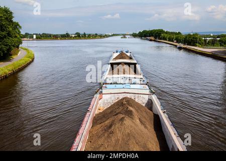 Un remorqueur pousse une barge chargée à Minden, canal Mittelland, jusqu'à l'aqueduc de Minden, Minden, Rhénanie-du-Nord-Westphalie, Allemagne Banque D'Images