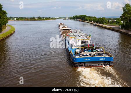 Un remorqueur pousse une barge chargée à Minden, canal Mittelland, jusqu'à l'aqueduc de Minden, Minden, Rhénanie-du-Nord-Westphalie, Allemagne Banque D'Images