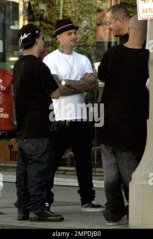 Exclusif !! Benji Madden est en présence d'un groupe d'amis sur Melrose Avenue. Madden a l'air assez décontracté dans les photos, mais il a rapporté qu'il était un peu plus rigoureux quand il s'agissait de l'ex-petite amie Paris Hilton. Selon les rapports, Benji a interdit à Paris de lancer des hommes droits dans son show de réalité « My New BFF » pendant leur relation. Paris a déclaré que Benji craignait que la plupart des hommes ne veuille être beaucoup plus que sa meilleure amie et a insisté pour qu'elle ne fasse pas d'hommes droits au spectacle. Los Angeles, Californie. 1/29/09. Banque D'Images