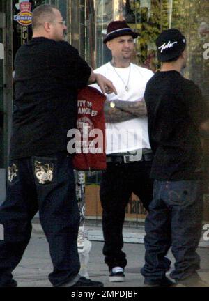 Exclusif !! Benji Madden est en présence d'un groupe d'amis sur Melrose Avenue. Madden a l'air assez décontracté dans les photos, mais il a rapporté qu'il était un peu plus rigoureux quand il s'agissait de l'ex-petite amie Paris Hilton. Selon les rapports, Benji a interdit à Paris de lancer des hommes droits dans son show de réalité « My New BFF » pendant leur relation. Paris a déclaré que Benji craignait que la plupart des hommes ne veuille être beaucoup plus que sa meilleure amie et a insisté pour qu'elle ne fasse pas d'hommes droits au spectacle. Los Angeles, Californie. 1/29/09. Banque D'Images