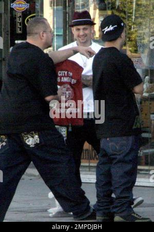 Exclusif !! Benji Madden est en présence d'un groupe d'amis sur Melrose Avenue. Madden a l'air assez décontracté dans les photos, mais il a rapporté qu'il était un peu plus rigoureux quand il s'agissait de l'ex-petite amie Paris Hilton. Selon les rapports, Benji a interdit à Paris de lancer des hommes droits dans son show de réalité « My New BFF » pendant leur relation. Paris a déclaré que Benji craignait que la plupart des hommes ne veuille être beaucoup plus que sa meilleure amie et a insisté pour qu'elle ne fasse pas d'hommes droits au spectacle. Los Angeles, Californie. 1/29/09. Banque D'Images