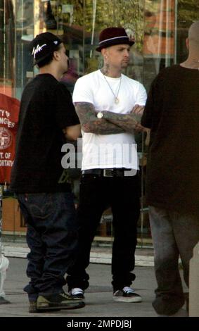 Exclusif !! Benji Madden est en présence d'un groupe d'amis sur Melrose Avenue. Madden a l'air assez décontracté dans les photos, mais il a rapporté qu'il était un peu plus rigoureux quand il s'agissait de l'ex-petite amie Paris Hilton. Selon les rapports, Benji a interdit à Paris de lancer des hommes droits dans son show de réalité « My New BFF » pendant leur relation. Paris a déclaré que Benji craignait que la plupart des hommes ne veuille être beaucoup plus que sa meilleure amie et a insisté pour qu'elle ne fasse pas d'hommes droits au spectacle. Los Angeles, Californie. 1/29/09. Banque D'Images