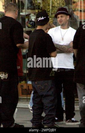 Exclusif !! Benji Madden est en présence d'un groupe d'amis sur Melrose Avenue. Madden a l'air assez décontracté dans les photos, mais il a rapporté qu'il était un peu plus rigoureux quand il s'agissait de l'ex-petite amie Paris Hilton. Selon les rapports, Benji a interdit à Paris de lancer des hommes droits dans son show de réalité « My New BFF » pendant leur relation. Paris a déclaré que Benji craignait que la plupart des hommes ne veuille être beaucoup plus que sa meilleure amie et a insisté pour qu'elle ne fasse pas d'hommes droits au spectacle. Los Angeles, Californie. 1/29/09. Banque D'Images