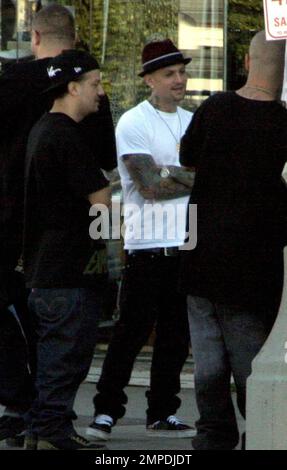 Exclusif !! Benji Madden est en présence d'un groupe d'amis sur Melrose Avenue. Madden a l'air assez décontracté dans les photos, mais il a rapporté qu'il était un peu plus rigoureux quand il s'agissait de l'ex-petite amie Paris Hilton. Selon les rapports, Benji a interdit à Paris de lancer des hommes droits dans son show de réalité « My New BFF » pendant leur relation. Paris a déclaré que Benji craignait que la plupart des hommes ne veuille être beaucoup plus que sa meilleure amie et a insisté pour qu'elle ne fasse pas d'hommes droits au spectacle. Los Angeles, Californie. 1/29/09. Banque D'Images