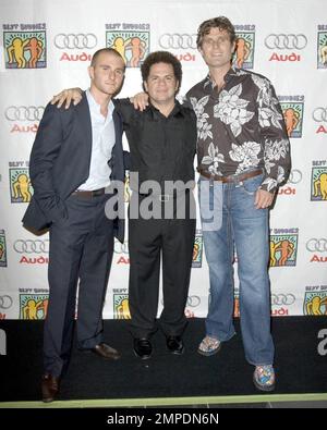 Romero Britto, artiste contemporain brésilien, pose avec Brett David, propriétaire de Prestige Imports, et Anthony Kennedy Shriver lors d'un événement pour présenter la voiture d'amitié RS 4 d'Audi créée pour le quartier-arrière des Patriotes de la Nouvelle-Angleterre, Tom Brady, par Romero Britto pour le bénéfice de Best Buddies International à Miami, FL. 12/17/08 Banque D'Images