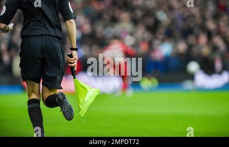 Drapeau de l'arbitre assistant lors du match de quatrième tour de la coupe Emirates FA entre Brighton & Hove Albion et Liverpool au stade de la communauté American Express, Brighton, Royaume-Uni - 29th janvier 2023 photo Simon Dack/Telephoto Images. Usage éditorial uniquement. Pas de merchandising. Pour les images de football, les restrictions FA et Premier League s'appliquent inc. Aucune utilisation Internet/mobile sans licence FAPL - pour plus de détails, contactez football Dataco Banque D'Images