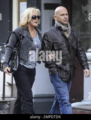 Beverley Callard, actrice de la « rue du couronnement », marche en toute confiance dans les rues de Soho avec une amie après avoir récemment admis qu'elle était traitée pour dépression après avoir subi une crise nerveuse. Beverley aurait reçu un traitement antérieur de la clinique du Prieuré et est actuellement traitée comme un patient externe. Londres, Royaume-Uni. 04/13/10. Banque D'Images