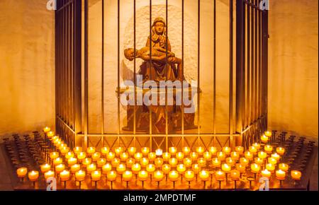 Pietà et porte-bougie votive à la cathédrale de Minden, Minden, Rhénanie-du-Nord-Westphalie, Allemagne Banque D'Images