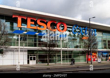 Slough, Berkshire, Royaume-Uni. 31st janvier 2023. Le magasin Tesco Extra à Slough, Berkshire. Le géant du supermarché Tesco a annoncé qu'il allait fermer ses délis et comptoirs alimentaires en magasin. Avant le 26th février 2023. Ils doivent également restructurer les rôles de gestion qui auront un impact sur 2 100 emplois. Crédit : Maureen McLean/Alay Live News Banque D'Images