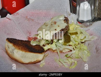 EXCLUSIF !! Beyonce s'assure qu'elle garde ses courbes lors de sa tournée aux États-Unis avec un arrêt de stand dans un Burger bar local à South Beach. Le stress de la chanson a quitté son hôtel de luxe en bord de mer et s'est rendu à Cheese Burger Baby avant d'aller prendre un vol à bord d'un jet privé. Beyonce, qui portait une paire de pantalons chauds et de talons hauts, a également pris le temps de signer des autographes pour certains fans très heureux. La chanteuse et ses compagnons de voyage ont commandé un paquet de 6 cheeseburgers pour bébés, 2 hamburgers et 2 cheeseburgers. Miami Beach, Floride. 6/30/09. Banque D'Images